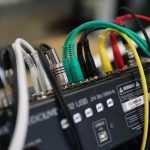 Uchwyty do kabli elektrycznych: Przejrzystość, porządek i bezpieczeństwo w Twoim otoczeniu